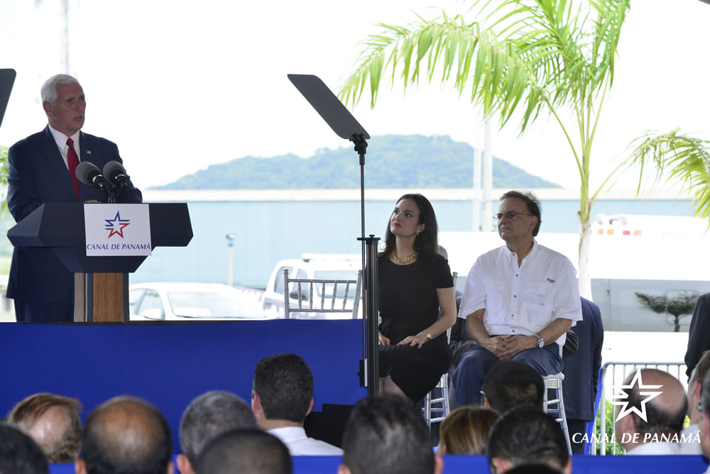 Canal de Panamá se reúne con representantes de la industria de buques portavehículos