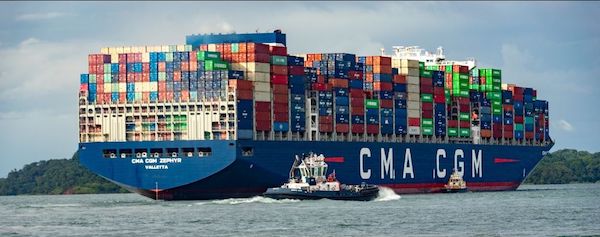 El Canal de Panamá recibe al buque con mayor capacidad de carga en transitar por la vía interoceánica, resaltando el continuo impacto en la industria marítima seis años después de su ampliación
