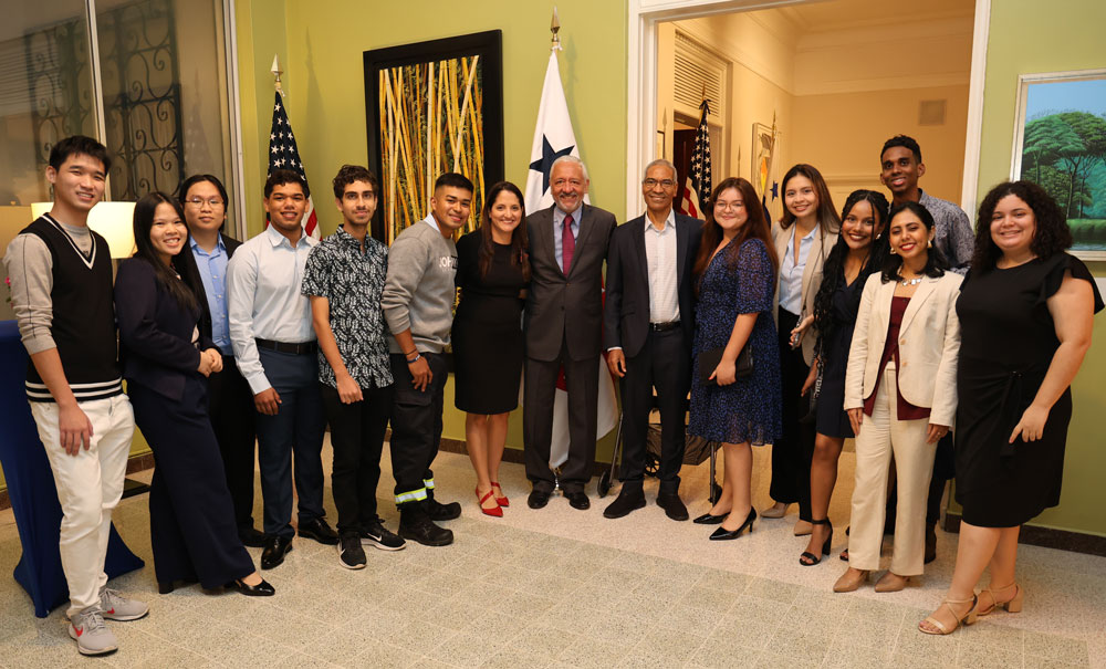 Reconocimiento a jóvenes líderes en sostenibilidad y tecnología 