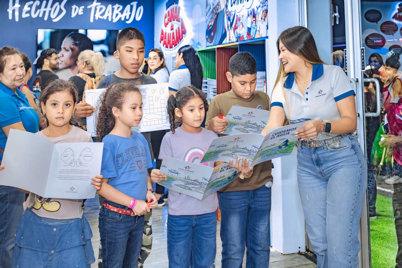 Visitantes de la feria de La Chorrera aprenden sobre el Canal de Panamá