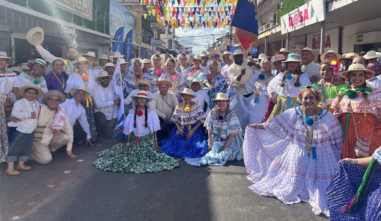 Delegación del Canal de Panamá participa en el Desfile de las Mil Polleras en Las Tablas