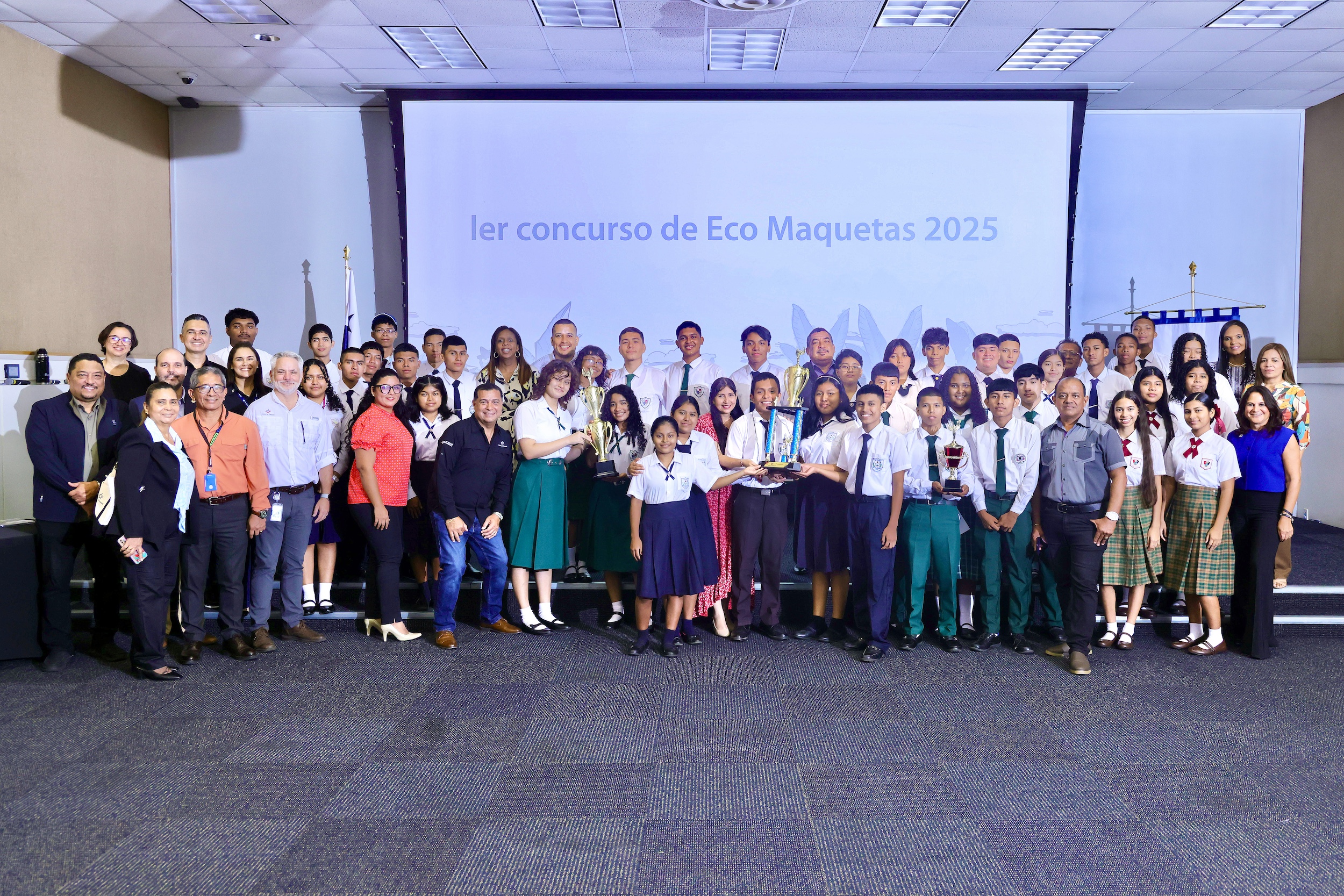 Jóvenes creativos brillan en el concurso “ECOMAQUETAS 2025” del Canal de Panamá