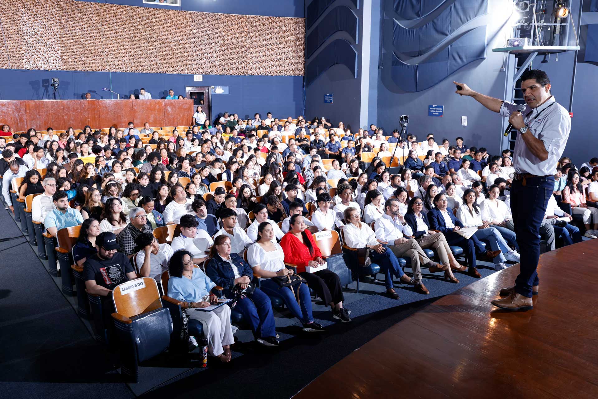 El Canal de Panamá recibe a estudiantes de la USMA en conversatorio sobre la vía interoceánica  