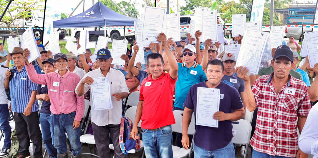 Familias Familias de la cuenca de río Indio reciben sus títulos de propiedad de la cuenca de río Indio reciben sus títulos de propiedad 