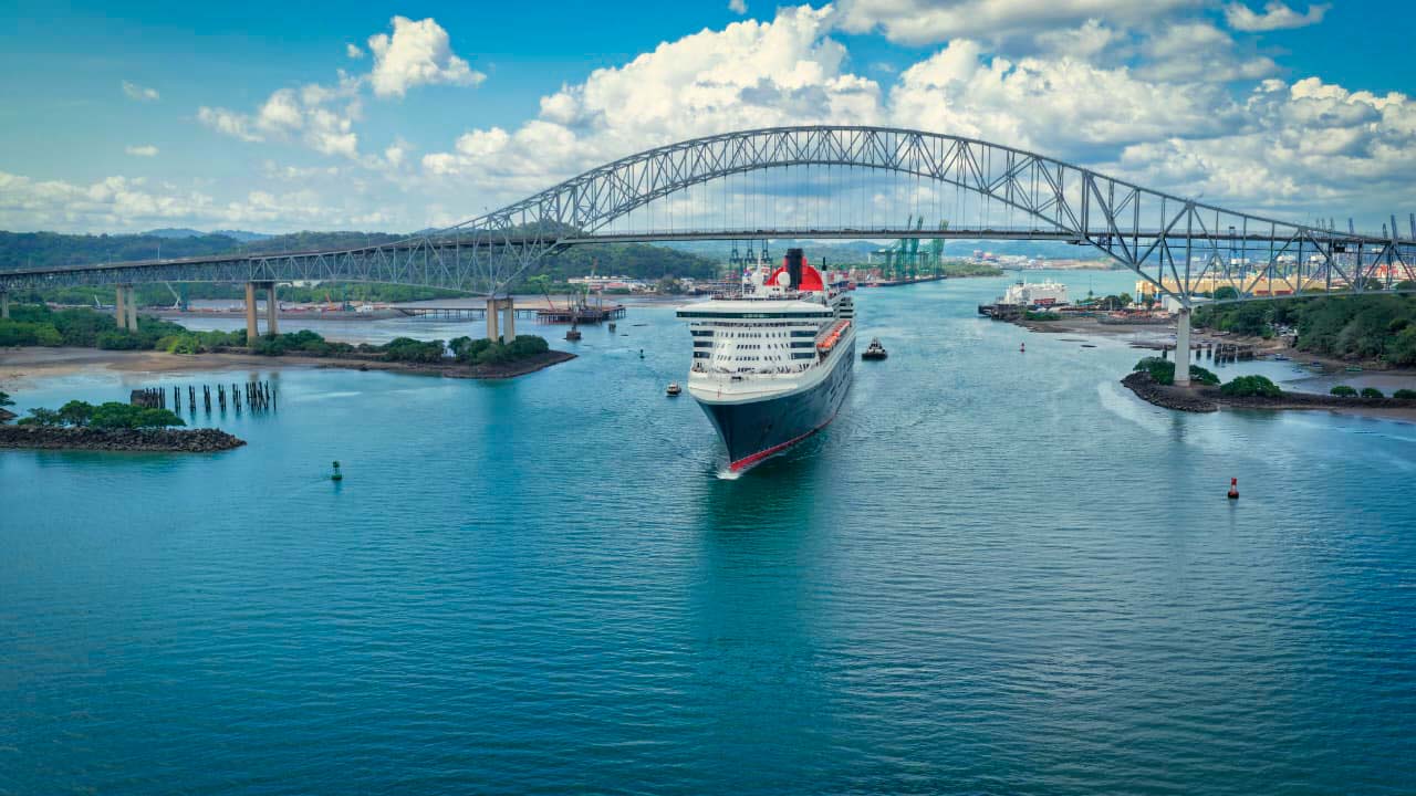 Primer tránsito del Queen Mary 2 por las esclusas neopanamax del Canal de Panamá