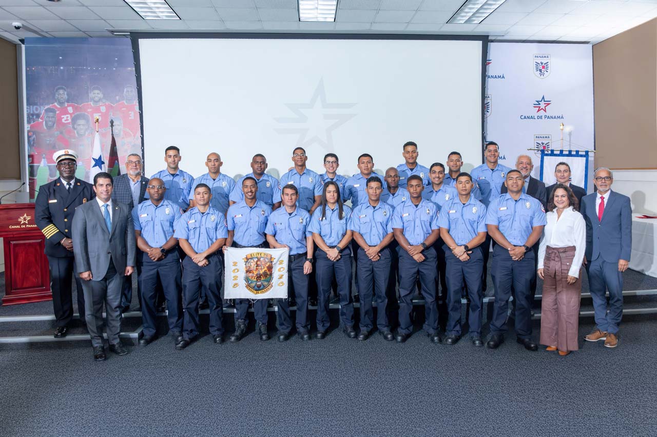 Canal de Panamá gradúa a 20 nuevos bomberos tras completar exigente programa de formación 